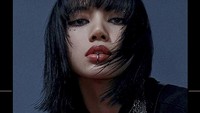 Lisa tampil tomboi dengan piercing di bibir dan rambut pendek. Dok. Instagram/yg_ent_official