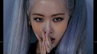 Rose terlihat sangat cantik dengan gaya rambut kepang dua tersebut. Dok. Instagram/yg_ent_official