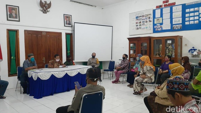 Bongkar Makam Untuk Jalan Tanpa Izin, Belasan Warga Madiun Protes
