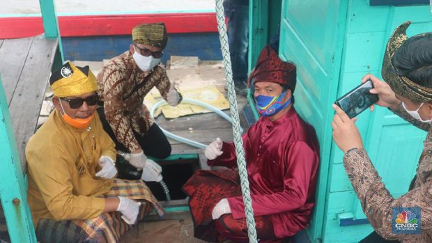 BPH Migas meresmikan BBM 1 Harga SPBU Kompak di Kecamatan Pulau Maya, Kalbar, Rabu, (17/06/2020). (CNBC Indonesia/ Anisatul Umah)