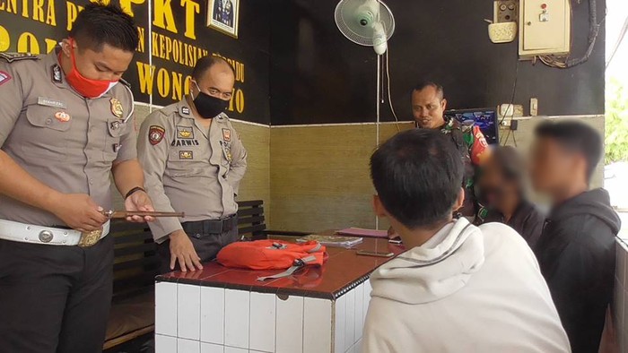 Buntut Tantangan di Medsos, 2 Pelajar di Polman Ribut Sambil Bawa Kayu-Badik