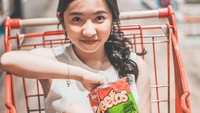 Belanja ke Supermarket ternyata Meliora memanfaatkannya untuk berpose cantik. Duduk di dalam troli belanja sambil menggenggam snack Cheetos rasa jagung bakar. Foto: Instagram @meliora.t