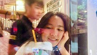 Anak muda yang baru lulus SMA ini juga suka nongkrong di kafe. Begini posenya sambil menikmati satu cup es krim favoritnya. Foto: Instagram @meliora.t