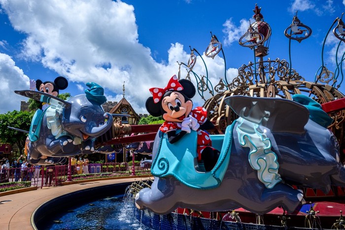 Karakter Minnie Mouse (kanan) and Mickey Mouse (kiri) gladi bersih menjelang pembukaan Disneyland Hong Kong pada Rabu (17/6/2020), sehari sebelum dibuka setelah lim abulan tutup untuk mencegah penularan virus Corona (Anthony WALLACE / AFP)