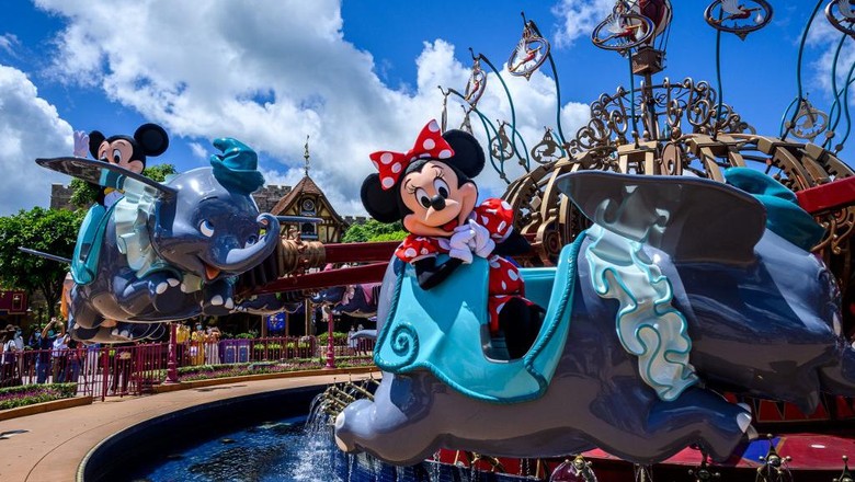 Disneyland Hong Kong Karakter Minnie Mouse (kanan) and Mickey Mouse (kiri) gladi bersih menjelang pembukaan Disneyland Hong Kong pada Rabu (17/6/2020), sehari sebelum dibuka setelah lim abulan tutup untuk mencegah penularan virus Corona (Anthony WALLACE / AFP)