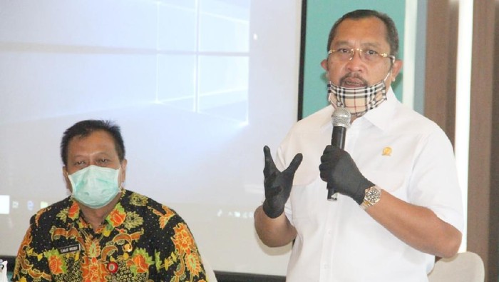 Kasus positif COVID-19 di Jatim hingga Selasa (16/6) mencapai 8.290. Wakil Ketua DPRD Jatim Sahat Tua Simanjuntak mengajak seluruh pihak bersinergi, gotong royong menekan penularan COVID-19.