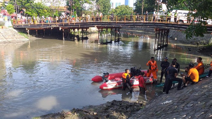 proses pencarian anak yang tenggelam di Kalimas