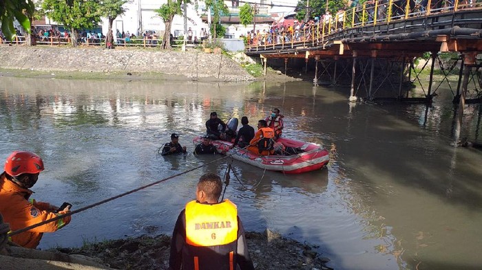 dua anak tenggelam di surabaya