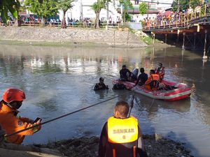 Satu Perahu Karet Diterjunkan Cari Dua Anak yang Tenggelam di Kalimas