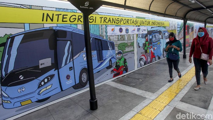 Menteri BUMN bersama Menhub dan Gubernur DKI Jakarta resmikan stasiun terpadu Tanah Abang. Keberadaan stasiun ini diharapkan dapat memudahkan mobilisasi warga.