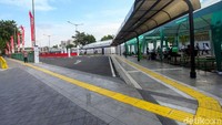 Kemudian, tiap stasiun terpadu juga dilakukan penataan lokasi antara lain dengan pemanfaatan lahan untuk pengendapan dan naik-turun ojek online, ojek pangkalan, bajaj, bus kecil (Jak Lingko dan regular), lokasi halte TransJakarta, mikrotrans, dan lain-lain.