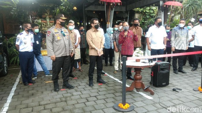 Gubernur Bali I Wayan Koster di Restoran Bebek Tepi Sawah