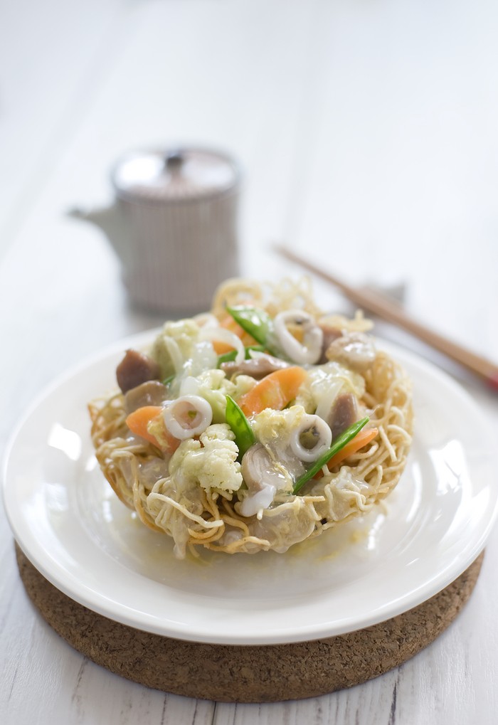 I Fu Mie a type of dried noodle served with thick gravy and sliced chicken, shrimp, mushrooms, liver, and squid.