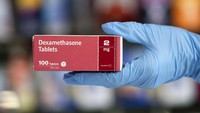 Dalam ujicoba yang diumumkan hari Selasa (16/06/2020) disebutkan bahwa dexamethasone, yang banyak digunakan untuk mengatasi peradangan penyakit seperti arthritis, bisa mengurangi tingkat kematian pasien COVID-19 sampai sekitar 30 persen. Obat ini sudah banyak tersedia dan harganya pun murah.