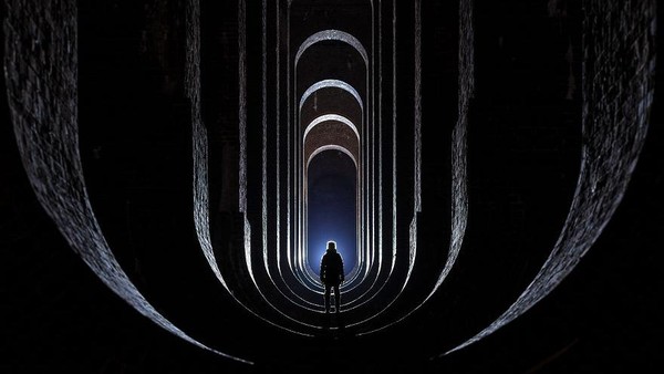 Ouse Valley Viaduct yang terlihat di sini adalah keajaiban teknik Victoria yang indah, yang terletak di Sussex. Setiap hari lengkungan bata yang elegan ini selalu dipenuhi oleh wisatawan yang berebut ingin mengambil gambar, namun ketika malam datang fotografer ini dapat mengambil gambar yang tidak semua orang memilikinya. Ouse Valley Viaduct yang terlihat di sini adalah keajaiban teknik Victoria yang indah, yang terletak di Sussex. Setiap hari lengkungan bata yang elegan ini selalu dipenuhi oleh wisatawan yang berebut ingin mengambil gambar, namun ketika malam datang fotografer ini dapat mengambil gambar yang tidak semua orang memilikinya.
