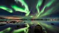 Ketika sang fotografer mulai menjelajahi malam, ia melihat langit malam sebagai benda statis. Gambar ini ditangkap di dekat Harstad di Kepulauan Lofoten, Norwegia, hanya satu jam setelah mendarat di kepulauan Arktik saat badai geomagnetik menghantam atmosfer.  