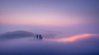 Gambar ini adalah tangkapan beruntung pada perjalanan pulang sang fotografer melewati Kastil Corfe di Dorset. Malam yang basah dan dingin jelas meninggalkan awan-awan kabut yang indah menyelimuti lanskap ketika pagi akan datang.  