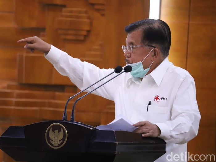 Ketua Dewan Masjid Indonesia (DMI) Jusuf Kalla (JK) menjelaskan alasan dibolehkannya salat Jumat dengan dua gelombang. Menurutnya, dari pada jemaah membeludak ke jalan, mending dibagi menjadi dua gelombang.