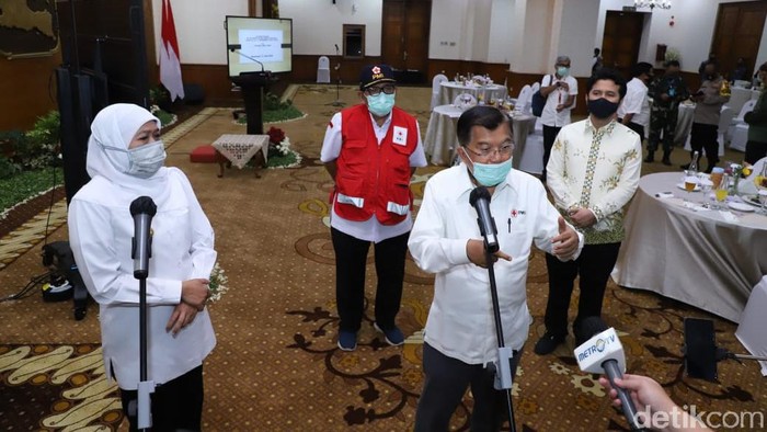 Ketua Dewan Masjid Indonesia (DMI) Jusuf Kalla (JK) menjelaskan alasan dibolehkannya salat Jumat dengan dua gelombang. Menurutnya, dari pada jemaah membeludak ke jalan, mending dibagi menjadi dua gelombang.