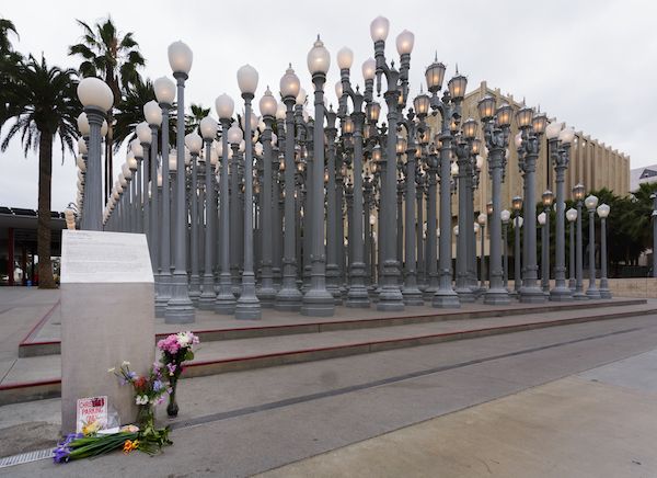 Karya Seni Chris Burden Urban Light di LACMA Los Angeles