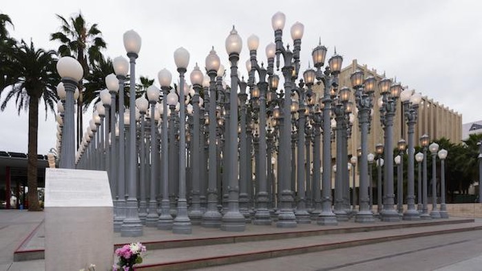 Karya Seni Chris Burden Urban Light di LACMA Los Angeles