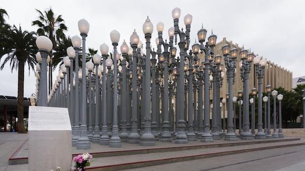 Karya Seni Chris Burden Urban Light di LACMA Los Angeles