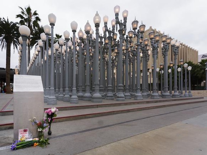 Karya Seni Chris Burden Urban Light di LACMA Los Angeles