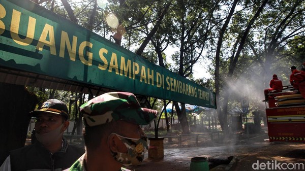 Pembatasan pengunjung di Taman Margasatwa Ragunan itu diperketat dengan sistem pendaftaran online. (Ari Saputra/detikFOTO)