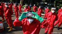 Penyemprotan disinfektan dilakukan oleh Dinas Kebakaran DKI Jakarta.