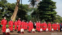 Petugas dari Dinas Kebakaran DKI Jakarta melakukan apel sebelum menyemprotkan disinfektan di kebun binatang Ragunan.