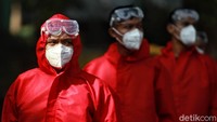 Para petugas wajib memakai APD lengkap dalam melakukan penyemprotan disinfektan di kebun binatang tersebut.