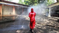 Penyemprotan juga dilakukan di area pertokoan di dalam Ragunan.