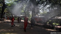 Area-area yang biasanya ramai oleh lalu lalang pengunjung juga disemprot disinfektan.