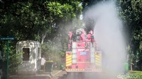 Luasnya Ragunan membuat petugas harus mengerahkan mobil pemadam kebakaran untuk menyemprotkan disinfektan.