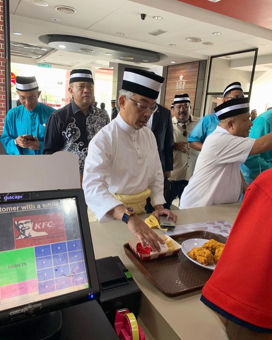 Kesederhanaan Raja Malaysia saat kuliineran
