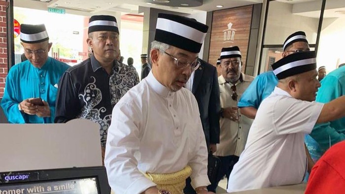 Kesederhanaan Raja Malaysia saat kuliineran