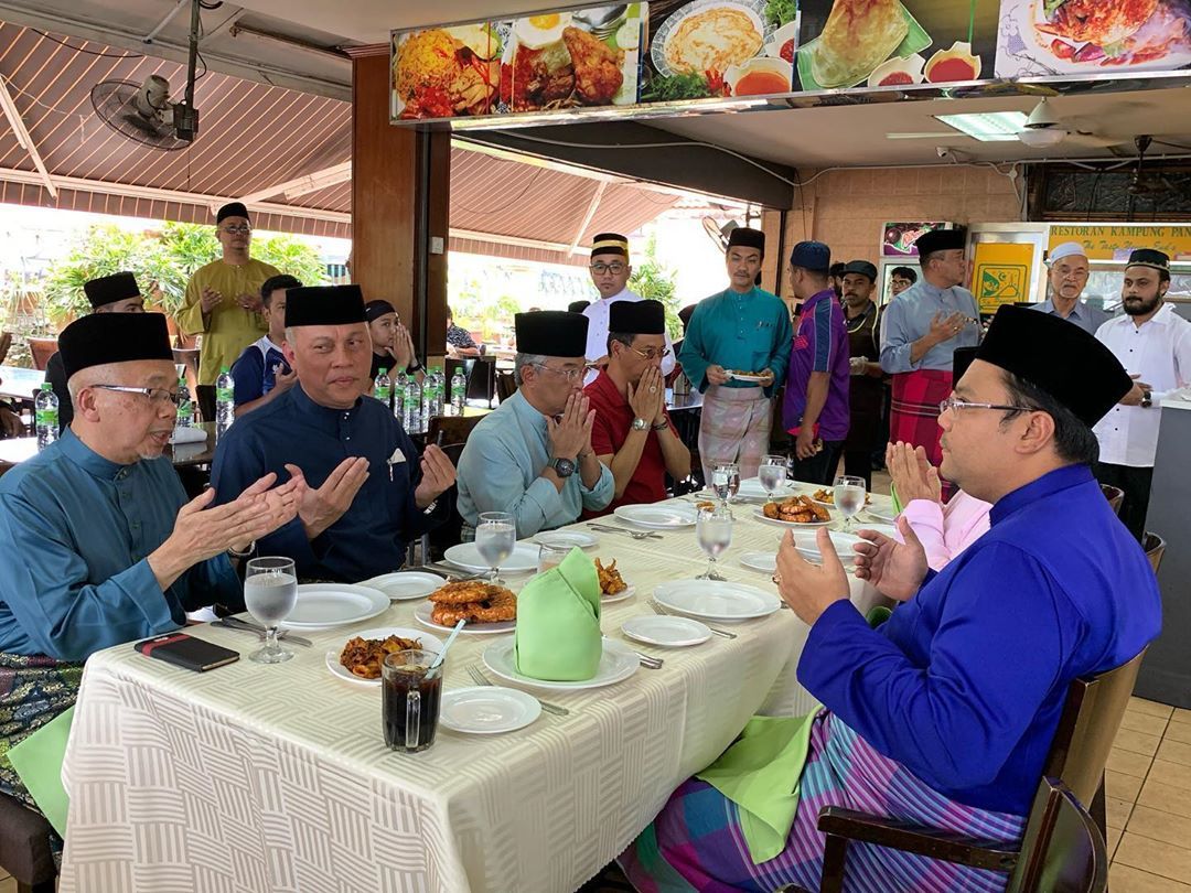 Kesederhanaan Raja Malaysia saat kuliineran