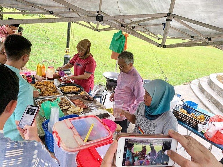 Kesederhanaan Raja Malaysia saat kuliineran