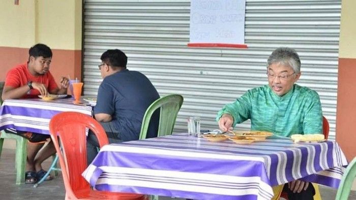 Kesederhanaan Raja Malaysia saat kuliineran