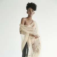 Kiara Marshall sukses menjadi model majalah setelah kehilangan sebelah kakinya akibat kecelakaan lalu lintas. Pada 2003, Kiara yang saat itu baru berusia 10 tahun, ditabrak oleh seorang pengemudi yang sedang mabuk. Insiden tersebut membuatnya terpaksa kehilangan kaki kanan karena cedera parah hingga harus diamputasi. Foto: dok. Kiara Marshall/Metro