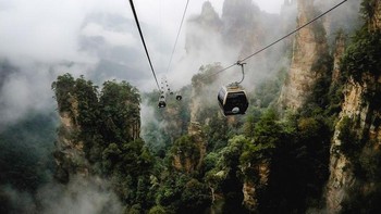 Karya fotografer Belanda Sjoerd Bracke yang diambil cable car di dalam Taman Nasional Zhangjiajie di Cina. Dia mengatakan selama perjalanan pagi itu suasana berkabut dan berawan. Namun itulah yang membuat pemandangan tersbeut terlihat lebih misterius. Foto: Agora via Daily Mail
