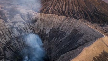 Fotografer Prancis Ghislain Fave mengambil foto Gunung Bromo. Foto: Agora via Daily Mail