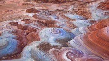 Gambar ini diberi judul Life on Mars  oleh fotografer Belanda Tom Franklin de Waart. Lokasinya di Taman Nasional Capitol Reef, Utah.  Foto: Agora via Daily Mail
