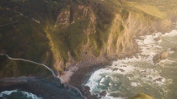 Gambar menakjubkan dari fotografer Italia Matteo Mangano ini menunjukkan sebuah pulau kecil di lepas pantai Basque Country di Spanyol. Foto: Agora via Daily Mail