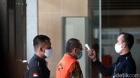 Sebelum memasuki gedung KPK, petugas memeriksa suhu tubuh Nurhadi dengan menggunakan thermal gun. Seperti diketahui, KPK menetapkan Nurhadi bersama menantunya, Rezky Herbiyono (RHE) dan Hiendro Soenjoto, menjadi tersangka kasus suap dan gratifikasi senilai Rp 46 miliar terkait pengurusan sejumlah perkara di MA. Penerimaan tersebut terkait perkara perdata PT MIT melawan PT Kawasan Berikat Nusantara (KBN) (Persero) pada 2010.