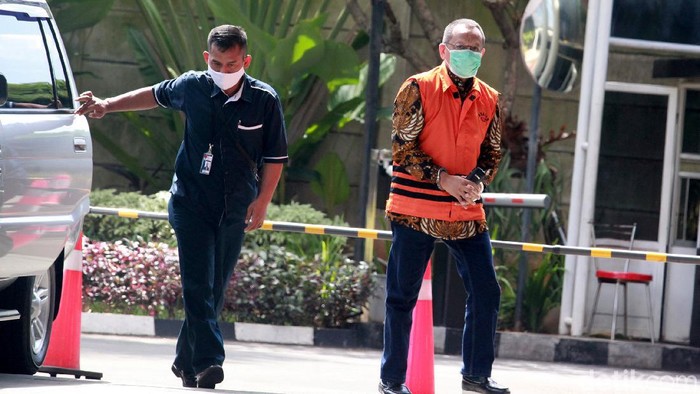 KPK Dalami Kasus Suap dan Gratifikasi Nurhadi Eks Sekretaris MA Nurhadi kembali diperiksa KPK. Ia diperiksa sebagai tersangka terkait kasus suap dan gratifikasi yang menjerat dirinya.