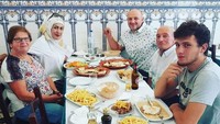 Kalau ini momen makan akrab Atha dengan suami, mertua, dan ponakannya. Ia menyambangi Lisboa, Portugal pada tahun 2018. Foto: Instagram shechahsagran