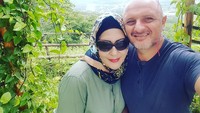 Sejak 2011, Atha sudah menikah lagi dengan polisi asal Portugal, Charlos Valle. Keduanya kerap memamerkan momen romantis di media sosial. Foto: Instagram shechahsagran