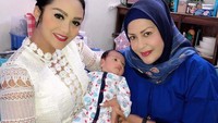 Atha bahkan disebut sudah akur dengan KD. Baby Ze dikunjungi sama vovo @krisdayantilemos sekeluarga...Dili 100819, tulisnya tahun lalu. Foto: Instagram shechahsagran