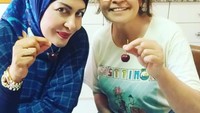 Wanita yang dulu sama-sama berjuang dari bawah bersama Raul ini tak bisa menyembunyikan kebahagiaannya. Saat di Lisboa ia memamerkan cherry yang hendak ia makan bersama sang bibi. Foto: Instagram shechahsagran